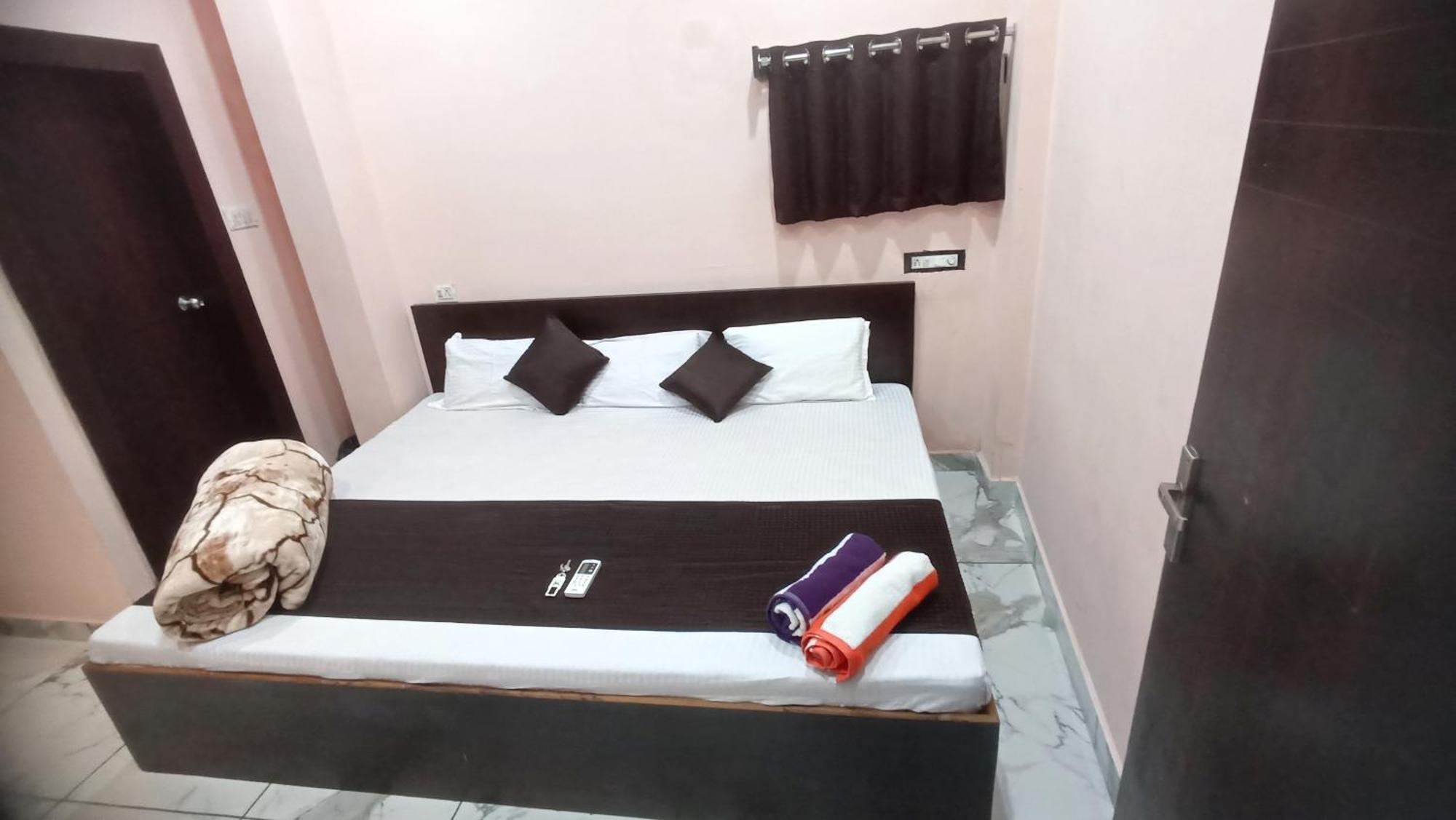 Hotel Shree Krishna Palace Уджайн Екстериор снимка