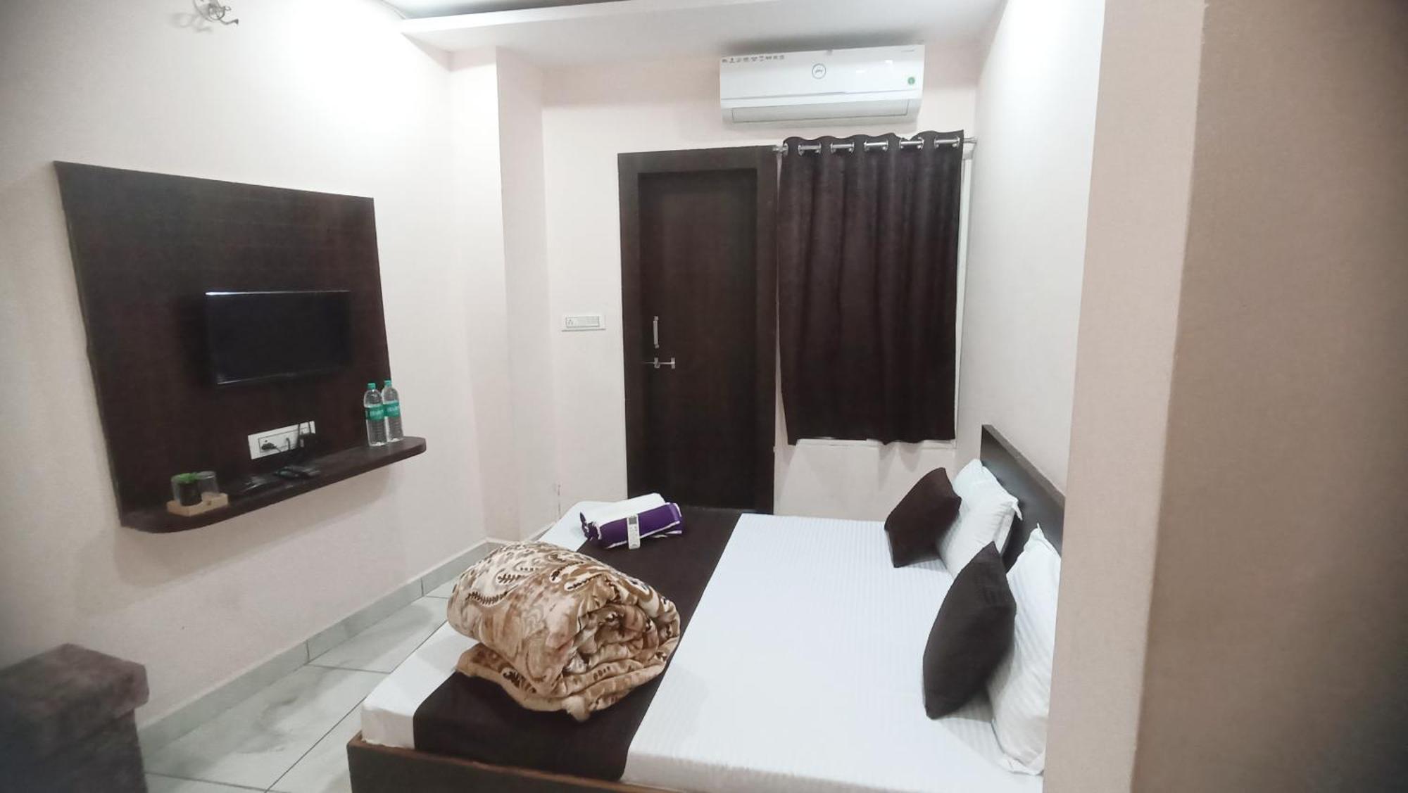 Hotel Shree Krishna Palace Уджайн Екстериор снимка