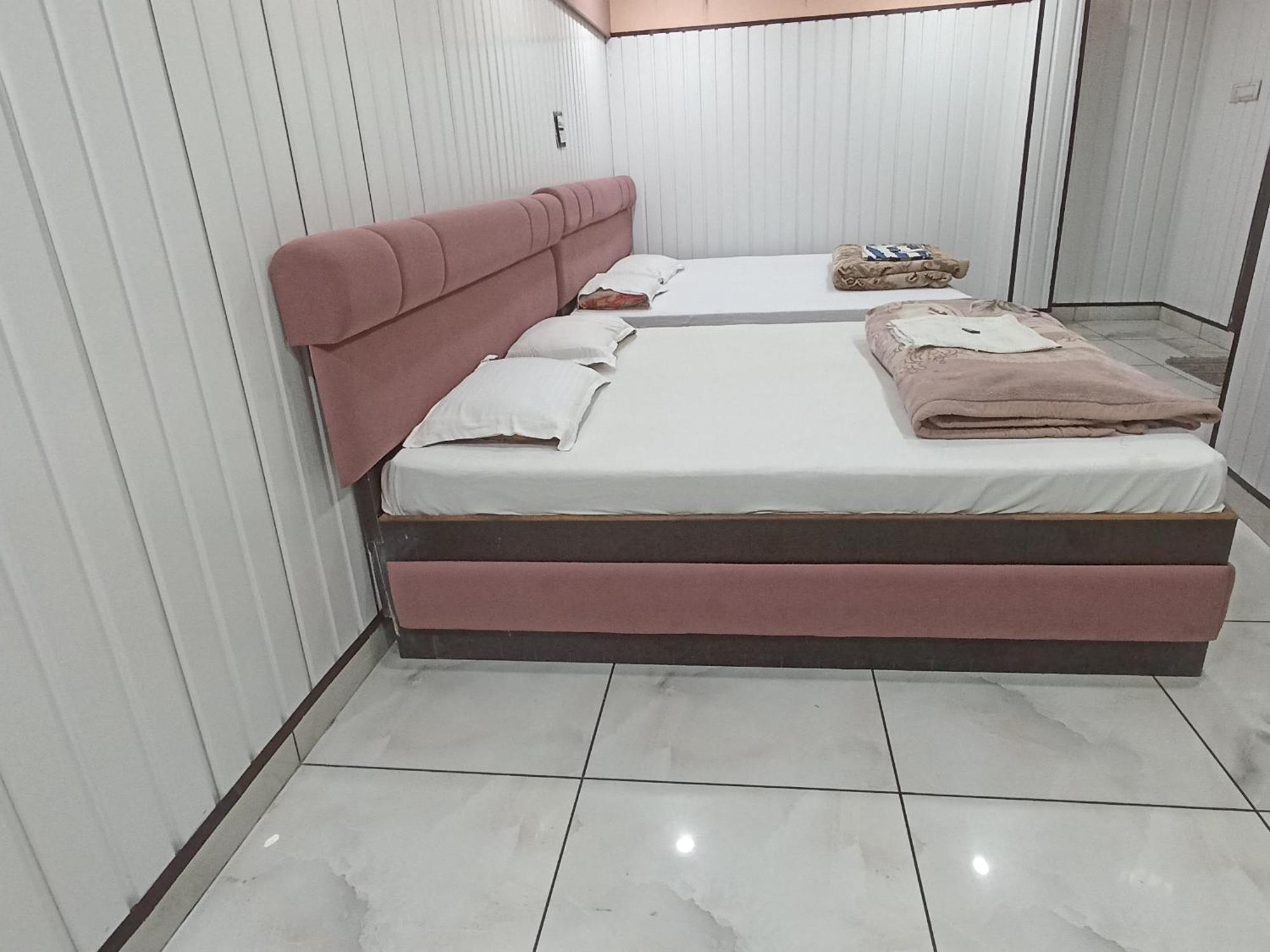 Hotel Shree Krishna Palace Уджайн Екстериор снимка