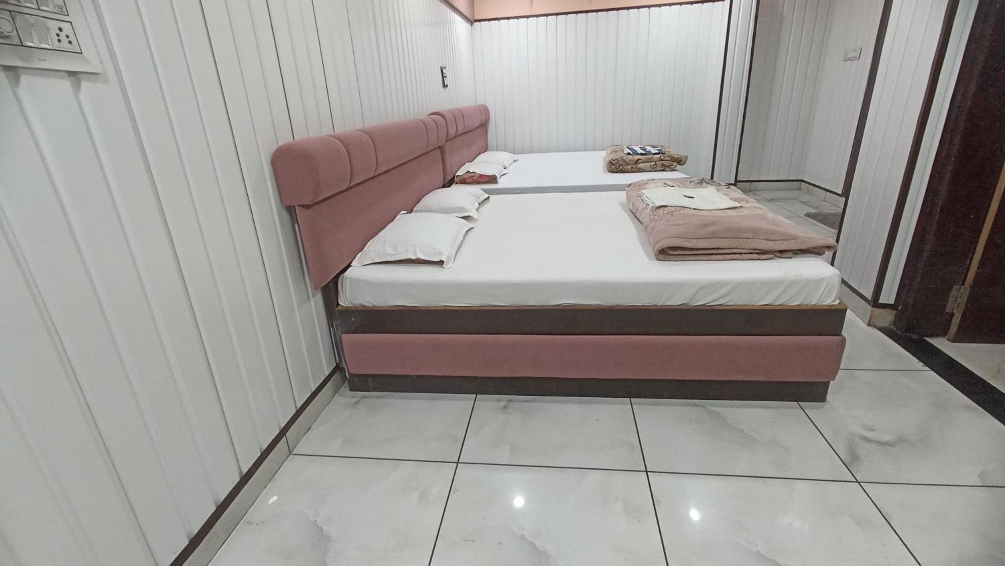 Hotel Shree Krishna Palace Уджайн Екстериор снимка