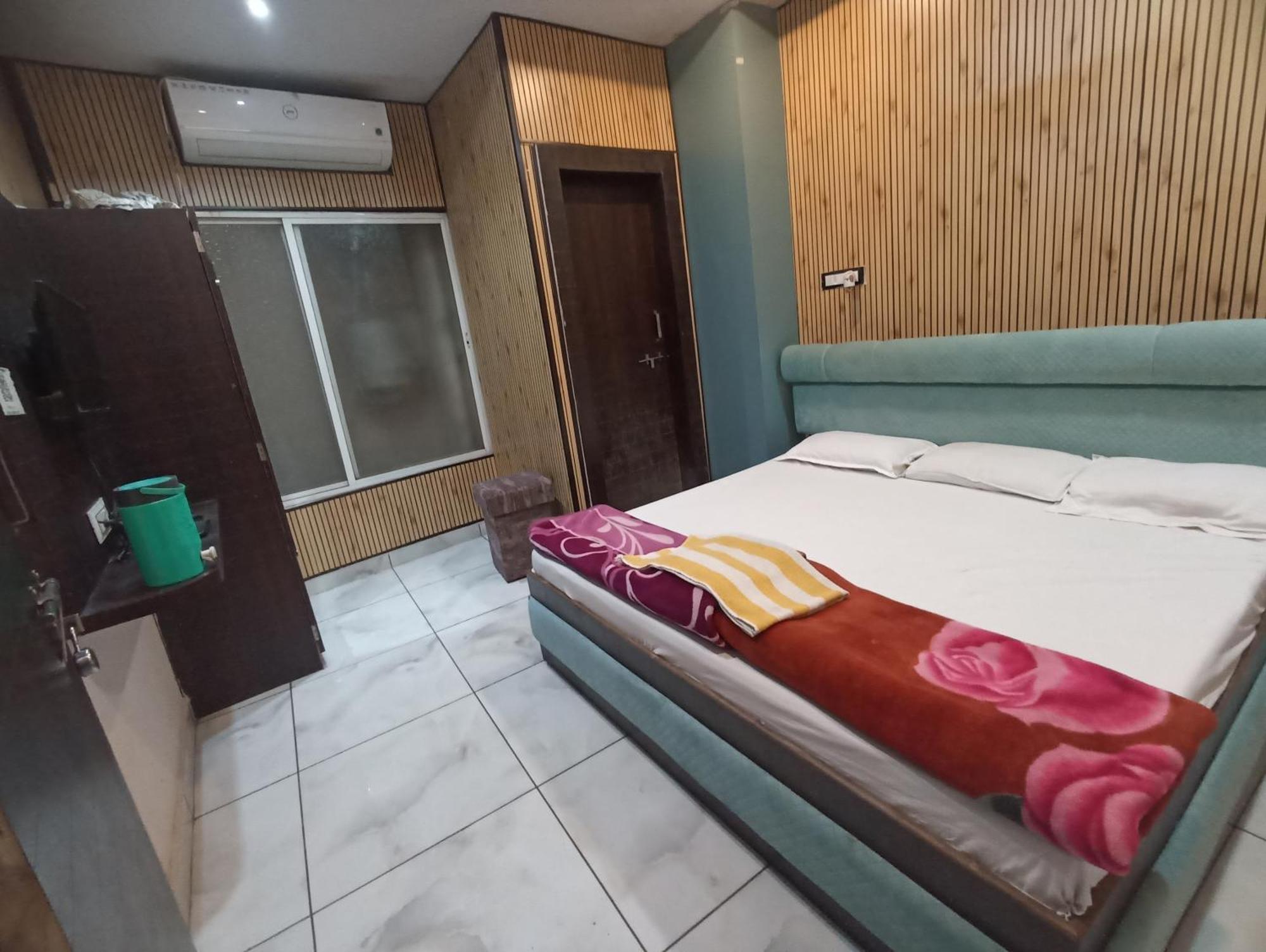 Hotel Shree Krishna Palace Уджайн Екстериор снимка