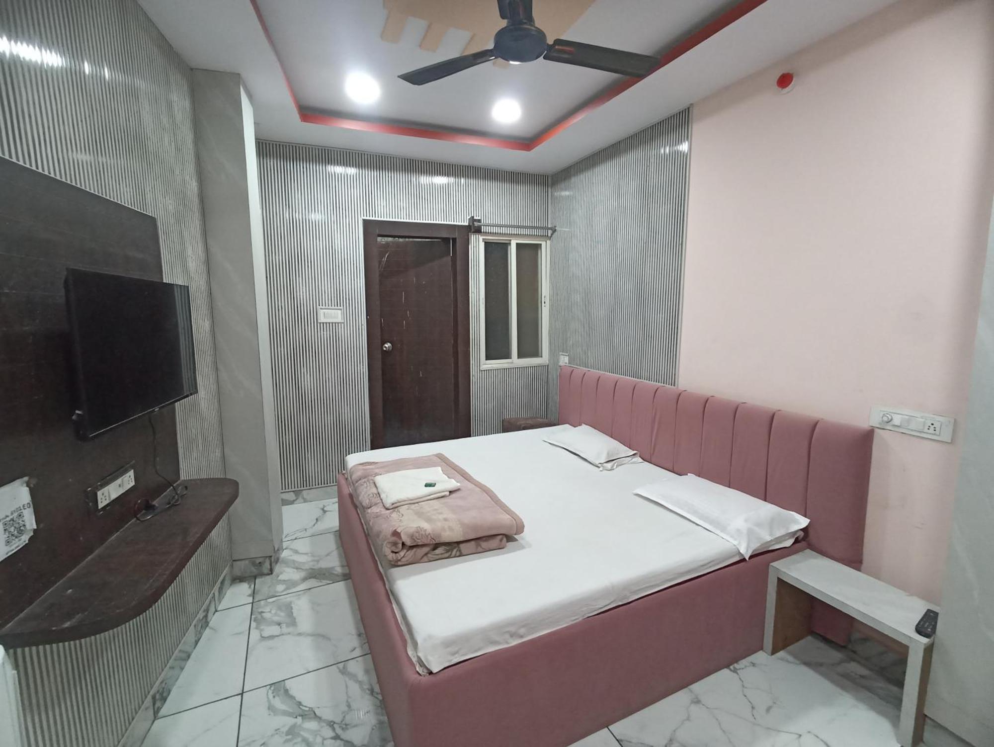 Hotel Shree Krishna Palace Уджайн Екстериор снимка