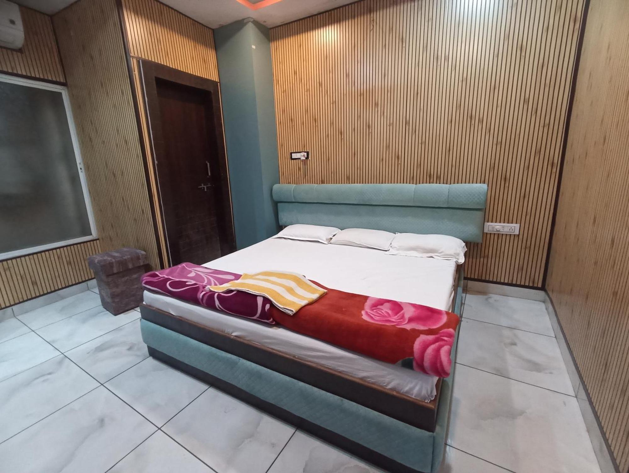Hotel Shree Krishna Palace Уджайн Екстериор снимка